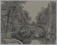 28254 Gezicht op de Oudegracht te Utrecht vanaf de werf ter hoogte van het Wed met de Gaardbrug en daarachter de ...